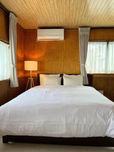 滨松Shell Beach Hamanako - Vacation STAY 14730的卧室设有白色大床和窗户。