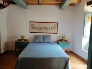 Villanueva del Conde巴图尔卡斯乡村小屋酒店的一间卧室配有床和2个床头柜