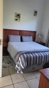 African Violet客房内的一张或多张床位