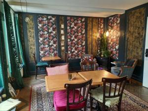 伯尔尼兰德豪斯酒店的餐厅配有桌椅和花卉壁纸
