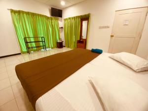 基图尔格勒Adventure Base camp的一张大床,位于带绿帘的房间