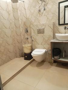 新德里Hotel Fortune Residency的一间带卫生间和水槽的浴室