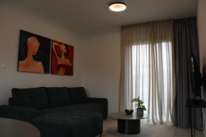 尼科西亚Hypnos Residence的客厅配有沙发和桌子