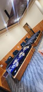 卡索尔Destination Of Choj ( DOC)的一间卧室配有一张蓝色棉被的床