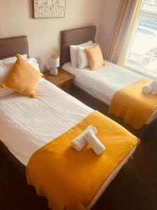 哈德斯菲尔德Croppers Arms的酒店客房,配有两张带毛巾的床