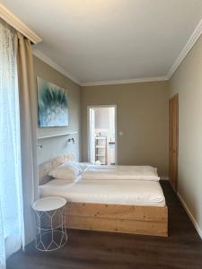慕尼黑Hotel Villa Solln的一间卧室配有一张木架床