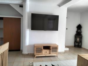 GaluDiani Hideaway Beach Villa的客厅设有壁挂式平面电视。