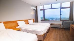 伊斯坦布尔ELİTE MARMARA BOSPHORUS & OTEL的酒店客房设有两张床和窗户。