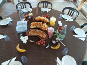 珀蒂蒂勒Au Dy-Na N° 1的一张桌子,上面放着食物、饮料和香蕉