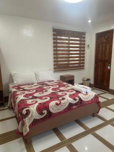洛博克斯特菲尼格雷斯天堂旅馆的一间卧室配有一张带红白毯子的床