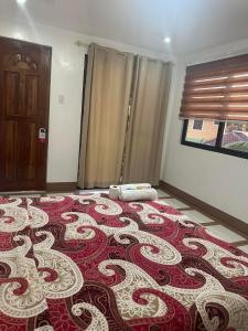 洛博克斯特菲尼格雷斯天堂旅馆的卧室铺有红色和白色的大地毯。