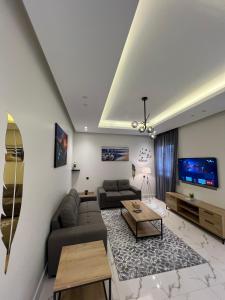 艾卜哈تراحيب ابها - tarahib abha的带沙发和电视的客厅