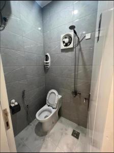 艾卜哈تراحيب ابها - tarahib abha的一间带卫生间和淋浴的小浴室