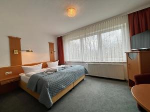 费马恩Appartementhaus Westphal Fehmarn的一间卧室设有一张床和一个大窗户