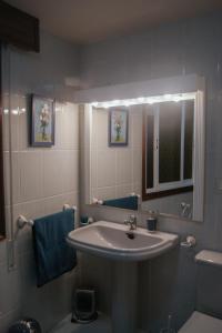 格罗韦Estrela de mar的一间带水槽、镜子和卫生间的浴室