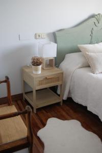 格罗韦Estrela de mar的一间卧室配有一张床和一张带台灯的桌子