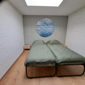 布勒伊尼瑟Appartement Bru Zeeland的小房间,角落里设有一张床