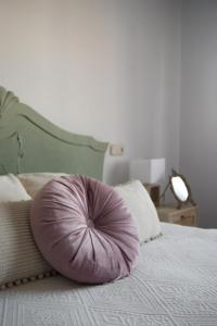 格罗韦Estrela de mar的床上的紫色枕头