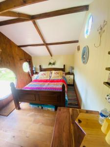 Praze an BeebleTyluna Cornish Cabin的卧室配有一张床