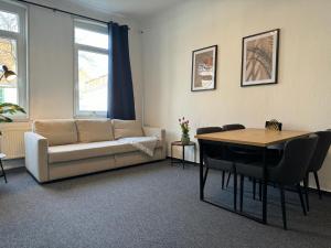 哥廷根Apartment Goethe in der Göttinger Innenstadt的客厅配有沙发和桌子