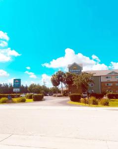 迈尔斯堡Suburban Studios Fort Myers Cape Coral的大楼前有停车位的酒店