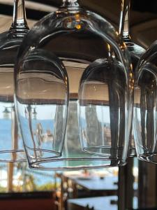 朱拜勒Bab El Mina guest house Byblos的一组放在架子上的清澈的玻璃杯