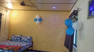 萨三吉尔Renewed Jadeshwar Farm Resort的墙上有蓝色和白色气球的房间