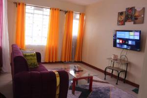 KiganjoChaka Homes的带沙发和电视的客厅