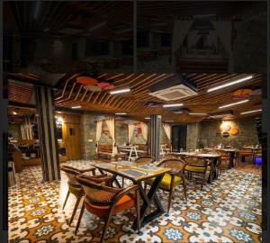 柴尔Samsara Luxury Cottages & Spa !! Best Resort in Chail的一间在房间内配有桌椅的餐厅