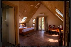 柴尔Samsara Luxury Cottages & Spa !! Best Resort in Chail的一间卧室配有一张床和一个沙发