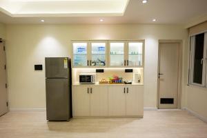康格拉Luxury 3BHK Villa in Dharamshala with Jacuzzi的厨房配有不锈钢冰箱和橱柜