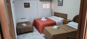 塔拉戈纳Hostal Europa的酒店客房带两张床和两张