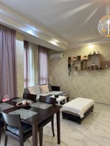 库塔伊西Rustaveli Apartment 113的客厅配有桌子和沙发