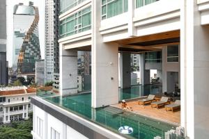 曼谷曼谷茉莉花59号酒店 (Jasmine 59 Hotel Bangkok)的从带有足球球的建筑阳台上可欣赏到风景