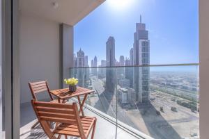 迪拜Heaven Crest Holiday Homes - Luxury Forte的市景阳台配有桌椅。