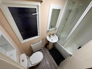 阿丁斯顿Atlas 2 Bedroom Caravan, Glasgow的浴室配有卫生间、盥洗盆和淋浴。