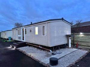 阿丁斯顿Atlas 2 Bedroom Caravan, Glasgow的一个小房子停在停车场