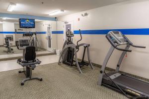 金斯兰Microtel Inn & Suites by Wyndham Kingsland Naval Base I-95的健身房设有跑步机,健身房提供健身自行车