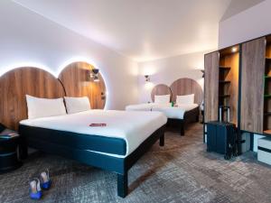 巴黎ibis Styles Paris Meteor Avenue d'Italie的一间酒店客房,设有两张床和电视