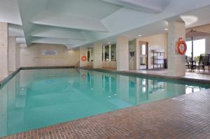 莱斯布里奇莱斯布里奇桑德曼酒店的大楼内的大型游泳池