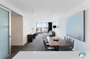 悉尼2 beds luxury apartment in the heart of chatswood12的一间享有美景的带桌椅的会议室