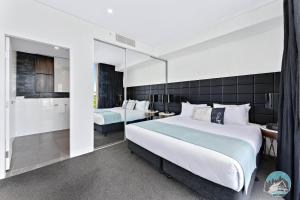 悉尼2 beds luxury apartment in the heart of chatswood12的一间带大床的卧室和一间浴室