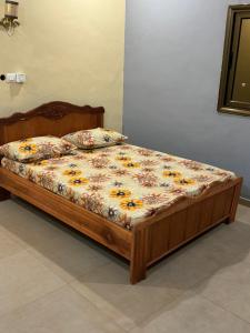 瓦加杜古Prestige House的卧室内的一张床位,配有花卉床垫