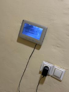 瓦加杜古Prestige House的墙上有蓝色屏风的电子装置