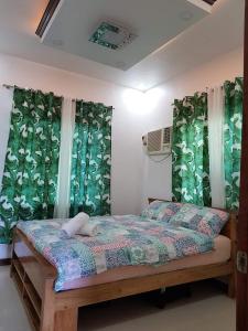 邦劳Homaja Roomrental的一间卧室配有一张带绿色窗帘的床