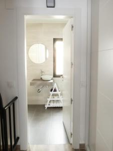 阿维拉VUT Adarve的白色的浴室设有水槽和镜子