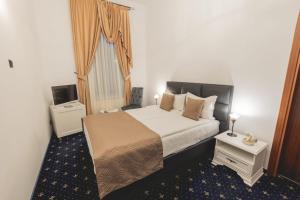 瓦特拉多尔内卡罗尔酒店 - 瓦特拉多尔奈的酒店客房设有床和窗户。