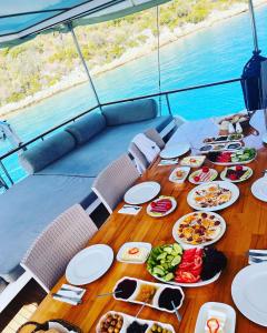 卡斯Lusaas Yacht的船上的餐桌,上面有食物盘