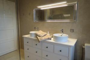 博韦Molibeau的浴室设有2个水槽和镜子