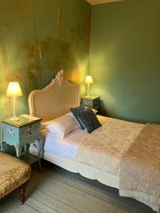 塞尔基石旅馆的一间卧室配有一张床、两张桌子和两盏灯。